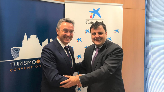 Diego Garc&iacute;a-Esteller y Ricardo Zamora tras la firma del acuerdo