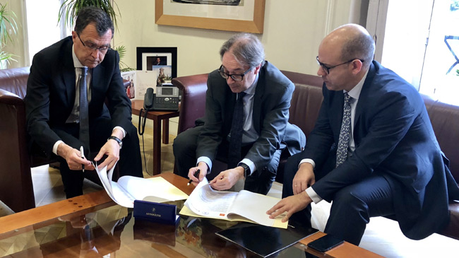 Firma del acuerdo entre el alcalde de Murcia, Jos&eacute; Ballesta, y los responsables de La Caixa