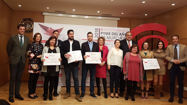 Momento de la entrega del premio en la pasada edici&oacute;n a la empresa lorquina Waloo Innovation, Woutrip
