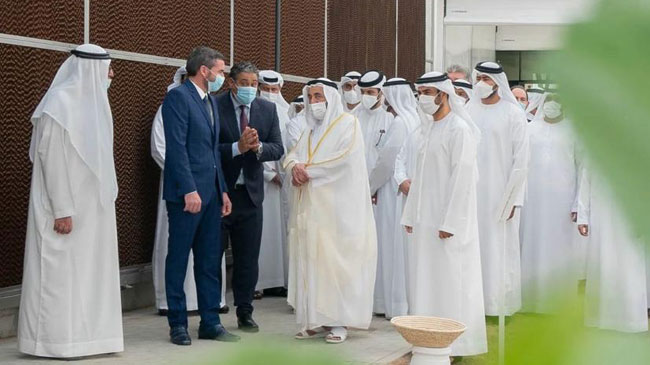 Younes Berrada habla con el jeque Muhammad Al Qasimi. A su derecha, el consejero Luengo