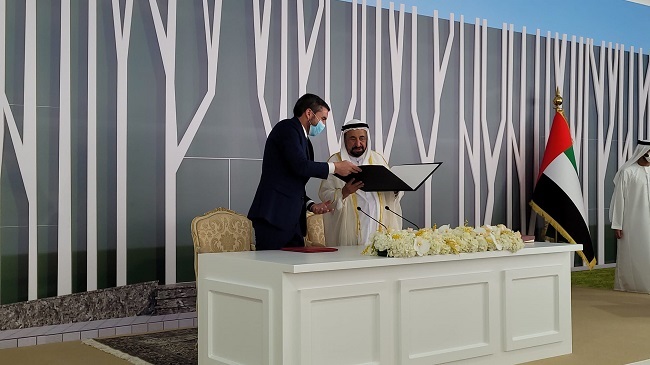 Momento de la firma del convenio entre el consejero Antonio Luengo y su Alteza real Jeque de Sharjah, Sultan bin Muhammad Al Qasimi Momento de la firma del convenio entre el consejero Antonio Luengo y su Alteza real Jeque de Sharjah, Sultan bin Muhammad Al Qasimi