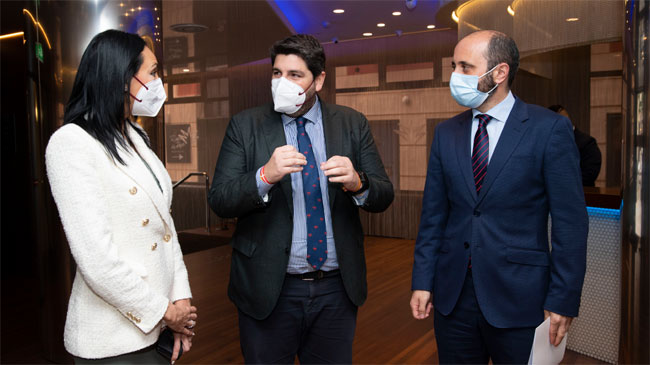 López Miras, en el centro, junto a la consejera de Empresa, Valle Miguélez, y el director del Info, Joaquín Gómez López Miras, en el centro, junto a la consejera de Empresa, Valle Miguélez, y el director del Info, Joaquín Gómez