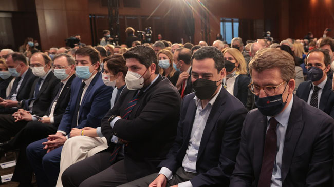 De derecha a izquierda: N&uacute;&ntilde;ez Feij&oacute;o, Moreno y L&oacute;pez Miras junto a D&iacute;az Ayuso en la Junta Directiva del PP