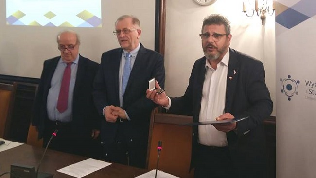Rub&eacute;n Dar&iacute;o Torres (derecha) recibi&oacute; en 2017 la Medalla de la Universidad de Varsovia por su trayectoria investigadora