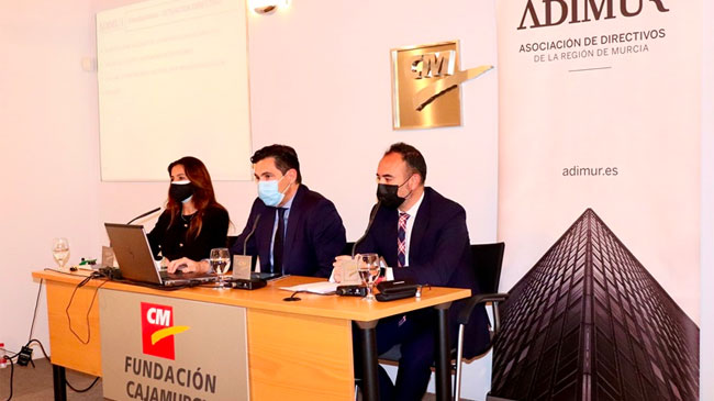 Eva Franco, Antonio L&oacute;pez y Marcos S&aacute;ez durante la presentaci&oacute;n del trabajo