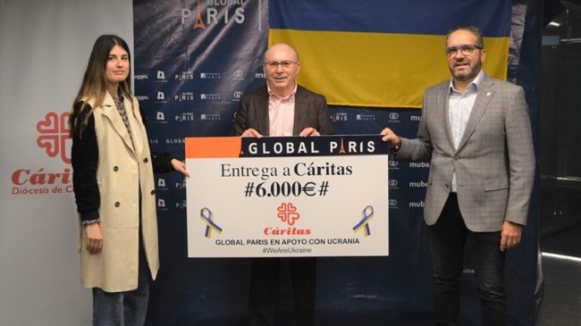 El presidente de Global Par&iacute;s, Miguel L&oacute;pez, y&nbsp;Magdalena L&oacute;pez, miembro del consejo de administraci&oacute;n de la compa&ntilde;&iacute;a, con el director de C&aacute;ritas Diocesana de Cartagena, Jos&eacute; Antonio Planes