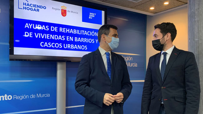 A la izquierda, el consejero de Fomento, Jos&eacute; Ram&oacute;n D&iacute;az de Revenga