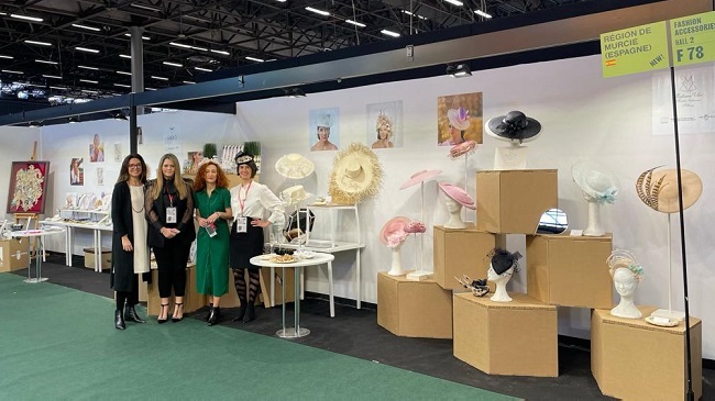 La directora general de Consumo y Artesan&iacute;a, Sonia Moreno, junto con los artesanos de la Regi&oacute;n de Murcia que participan en la feria de dise&ntilde;o y decoraci&oacute;n de Par&iacute;s