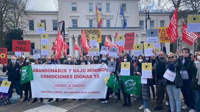 Manifestantes ante la Embajada de Espa&ntilde;a