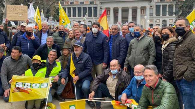 El presidente L&oacute;pez Miras, en el centro, junto a responsables de sindicatos agrarios y productores