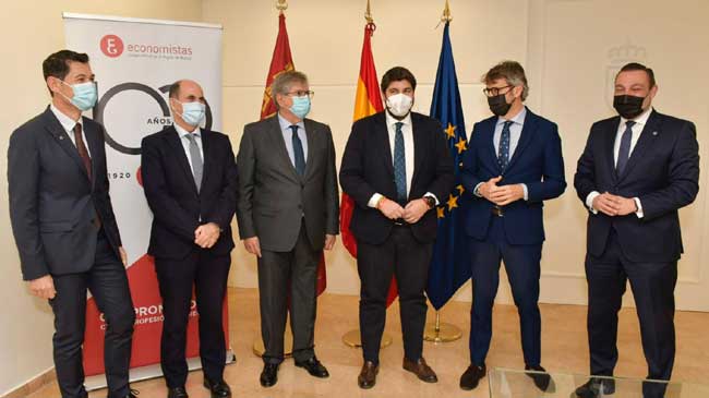 Miembros de la Junta Directiva del Colegio con el presidente L&oacute;pez Miras y el consejero Mar&iacute;n