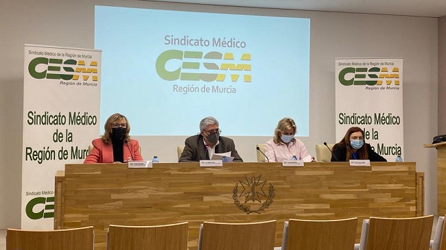El secretario general de CESM, Clemente Casado, acompañado de la vicepresidenta, Soledad Guillén; la tesorera María José Campillo; y la vicesecretaria Celia Román El secretario general de CESM, Clemente Casado, acompañado de la vicepresidenta, Soledad Guillén; la tesorera María José Campillo; y la vicesecretaria Celia Román