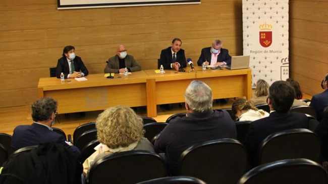 Momento de la reuni&oacute;n con empresarios tur&iacute;sticos