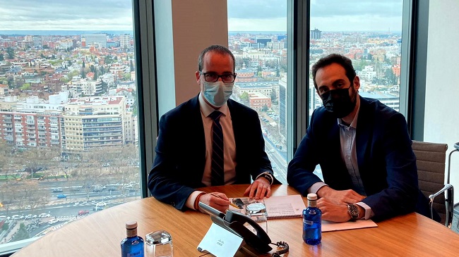 El director general de Inform&aacute;tica, Javier Mart&iacute;nez, en la reuni&oacute;n en la que se analizaron los detalles previos a la presentaci&oacute;n de la Agenda Digital