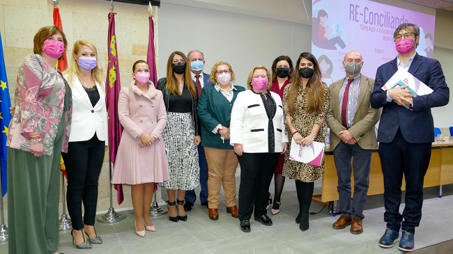 Participantes en la la mesa redonda&nbsp;&lsquo;Re-conciliando. C&oacute;mo llegar a la excelencia empresarial desde la conciliaci&oacute;n&rsquo;