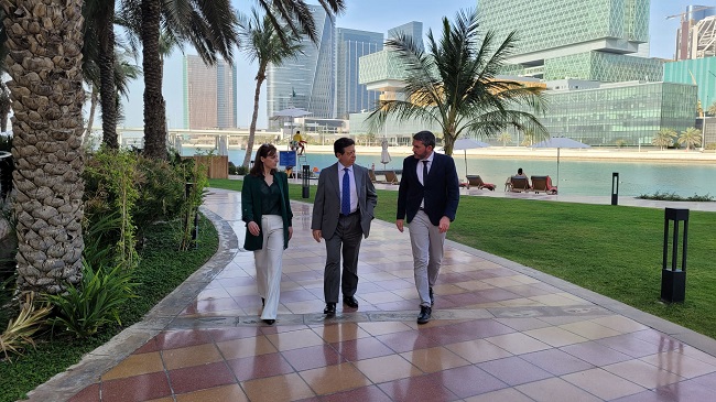 El consejero Antonio Luengo y la directora general de Agricultura, Remedios Garc&iacute;a, junto al Embajador espa&ntilde;ol en Emiratos &Aacute;rabes Unidos, &Iacute;&ntilde;igo de Palacio