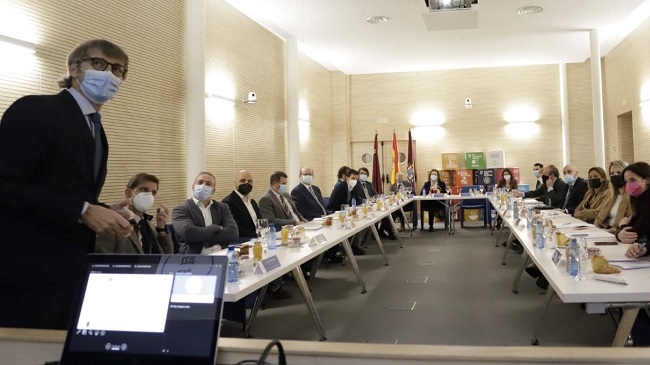 El consejero de Econom&iacute;a, Luis Alberto Mar&iacute;n, en el encuentro de trabajo con la presidenta de la Autoridad Portuaria y representantes del Ayuntamiento y del tejido empresarial de la ciudad