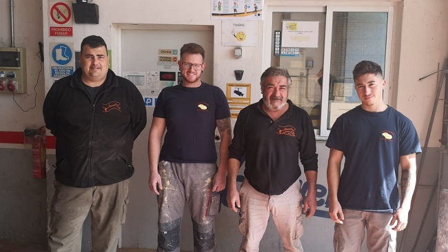 Agust&iacute;n Buend&iacute;a junto al equipo de trabajo de su taller de veh&iacute;culos en El Albuj&oacute;n