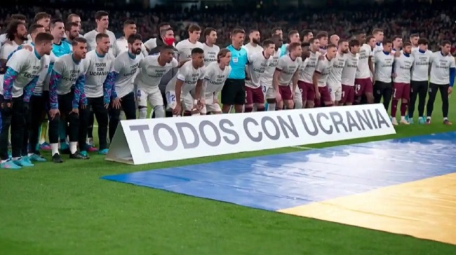 Gesto de apoyo a Ucrania en la previa del partido contra la Real Sociedad