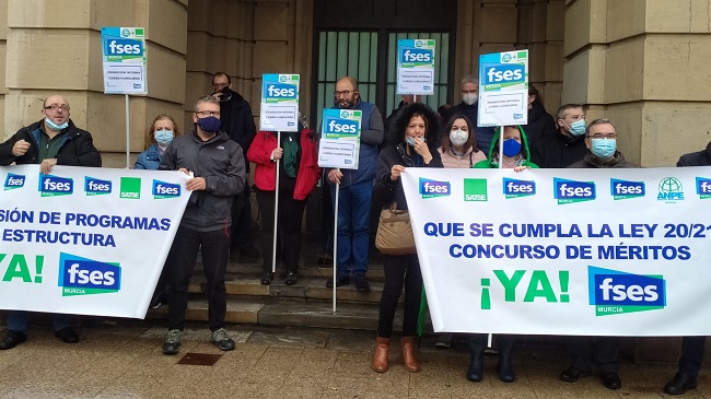 Manifestantes de FSES este viernes a las puertas de la Consejer&iacute;a de Econom&iacute;a y Hacienda
