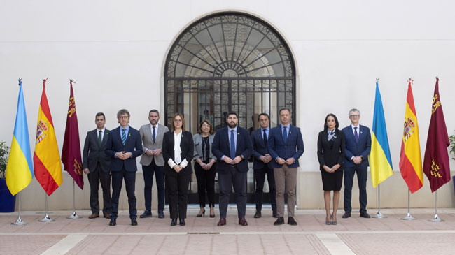 El Gobierno regional posa con las banderas de Espa&ntilde;a, la Regi&oacute;n y Ucrania