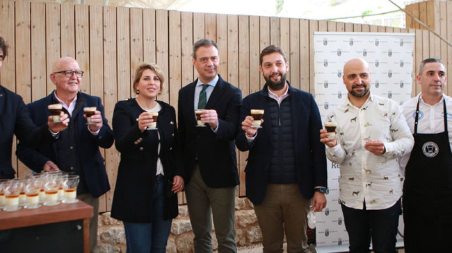 El consejero Ortu&ntilde;o y la alcaldesa de Cartagena 'brindan' con un caf&eacute; asi&aacute;tico