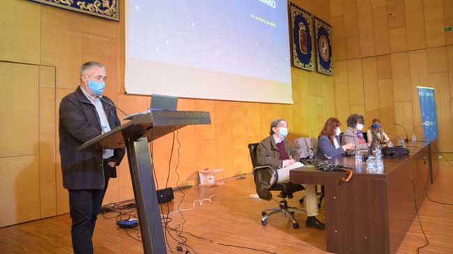 El vicerrector Juan Francisco S&aacute;nchez presenta las medidas al claustro