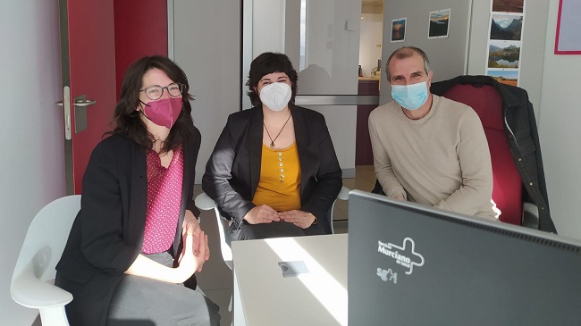 El coordinador regional de cuidados paliativos, Jos&eacute; Antonio Mart&iacute;nez Lozano, junto a Raquel L&oacute;pez y Laura Fern&aacute;ndez, representantes de la asociaci&oacute;n &lsquo;Vuela M&uacute;sica&rsquo;