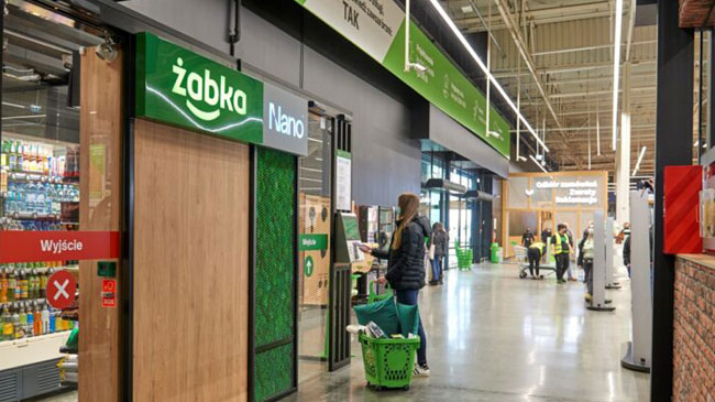 Tienda de alimentaci&oacute;n Żabka Nano en el interior de Leroy Merlin en Varsovia