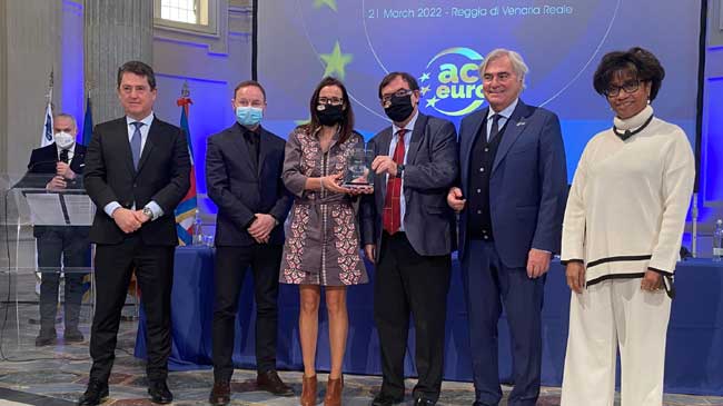 Cristina Cremades, responsable de Marketing y Comunicaci&oacute;n Interna de Grupo Fuertes, y Manuel Garc&iacute;a Juesas, responsable de Relaciones Laborales de Grupo Fuertes (tercera y cuarta por la izquierda), recogen el galard&oacute;n