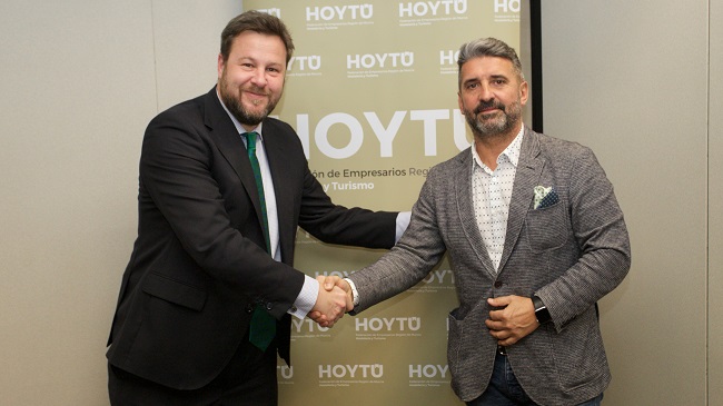 Yayo Delgado, responsable de Comunicación de Estrella de Levante, y Jesús Avellaneda, presidente de HoyTú, han rubricado el nuevo convenio Yayo Delgado, responsable de Comunicación de Estrella de Levante, y Jesús Avellaneda, presidente de HoyTú, han rubricado el nuevo convenio