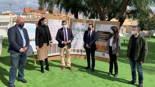 D&iacute;ez de Revenga, la alcaldesa de Fuente &Aacute;lamo, Juana Mar&iacute;a Mart&iacute;nez, y el director general de Territorio, Jaime P&eacute;rez Zulueta, durante la presentaci&oacute;n de la implementaci&oacute;n de SBN