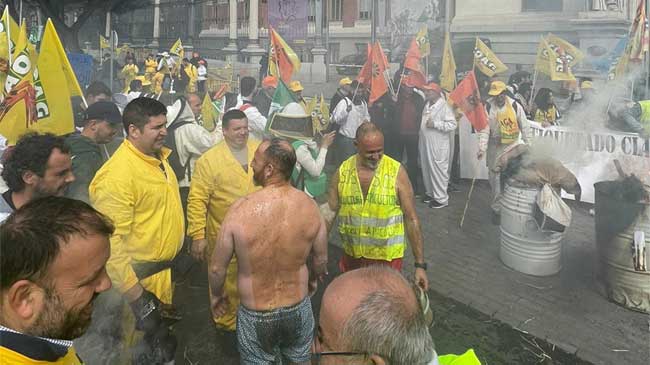 Protesta de apicultores ante la sede del ministerio de Agricultura