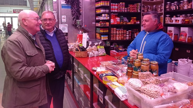 El candidato a la Alcald&iacute;a de Cartagena por VOX, Diego Salinas, durante su visita al Mercado de Santa Florentina