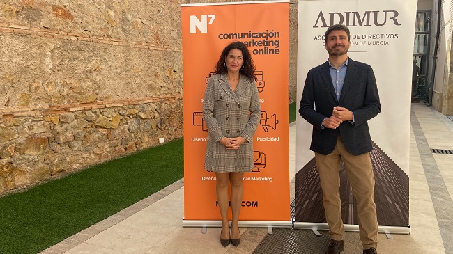 La vicepresidenta de Adimur, Mar&iacute;a Trinidad Gu&iacute;a, y el director de N7, Nacho Tom&aacute;s