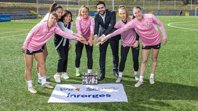 Pablo Planes, director general de Inforges, con las capitanas del equipo