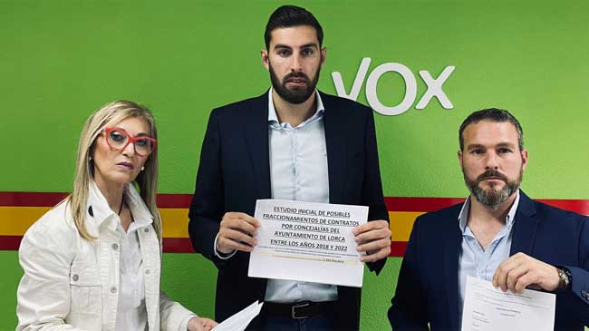 Carmen Mendui&ntilde;a, Jos&eacute; &Aacute;ngel Antelo y el tambi&eacute;n concejal Jos&eacute; Mart&iacute;nez