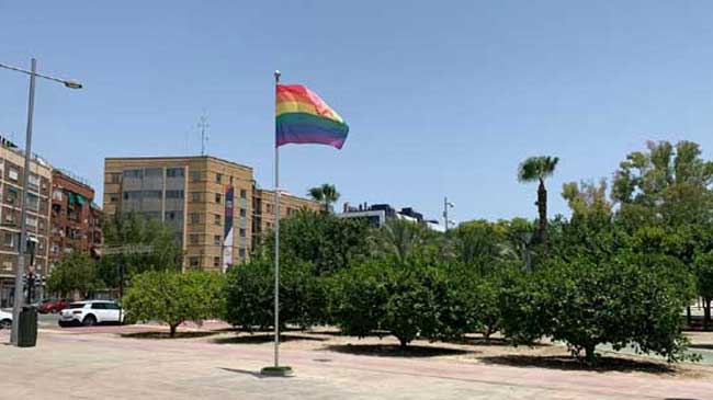 Bandera Arco Iris instalada en la plaza de la Cruz Roja de Murcia