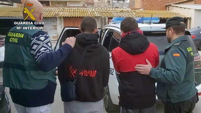 La Guardia Civil conduce a los presuntos autores de los robos