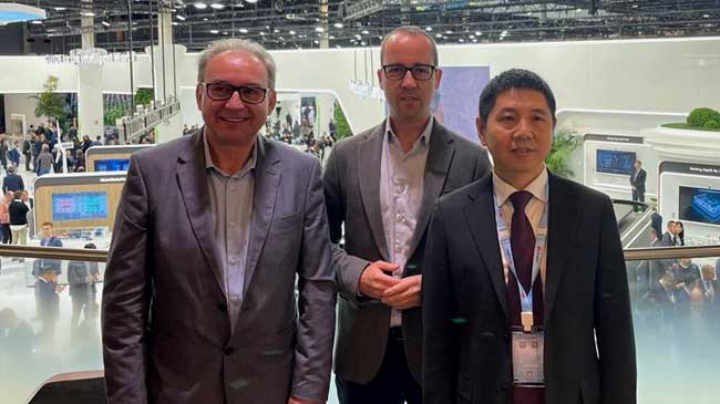 El director general de Inform&aacute;tica, Javier Mart&iacute;nez, durante el encuentro con representantes de Huawei
