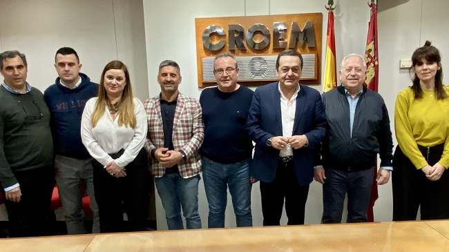 Representantes sindicales y de la patronal en la sede de Croem