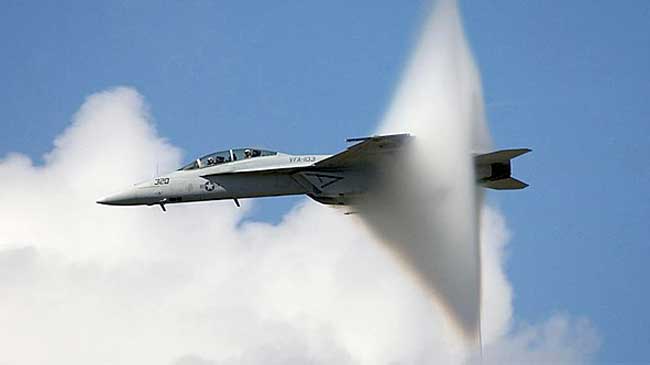 Avi&oacute;n militar en el momento que supera los 1.234 kil&oacute;metros/hora