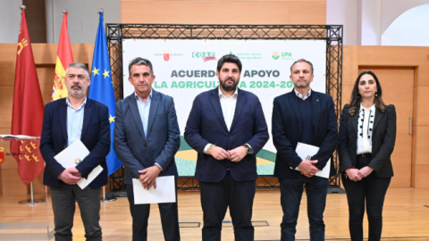 El presidente de la Regi&oacute;n de Murcia, Fernando L&oacute;pez Miras, junto con la representaci&oacute;n de las organizaciones agrarias COAG, Asaja y UPA, en la firma del acuerdo