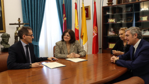 Mar&iacute;a Dolores Garc&iacute;a, presidenta de la UCAM, y Ricardo D&iacute;az , presidente del Consejo General de Qu&iacute;micos de Espa&ntilde;a, en la firma del convenio