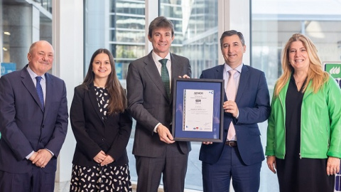 Nicol&aacute;s Henr&iacute;quez, director de Desarrollo de Negocio de AENOR, entreg&oacute; el certificado a Iban Molina, director de Hidr&oacute;geno verde de Iberdrola Espa&ntilde;a