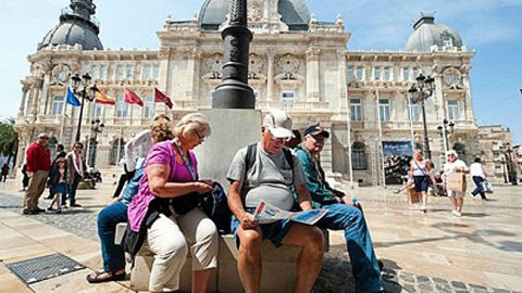 Turistas en la Plaza del Ayuntamiento de Cartagena (imagen de archivo)