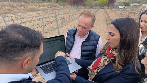 La consejera Sara Rubira en la finca Hacienda Nueva donde se han instalado nuevos sensores