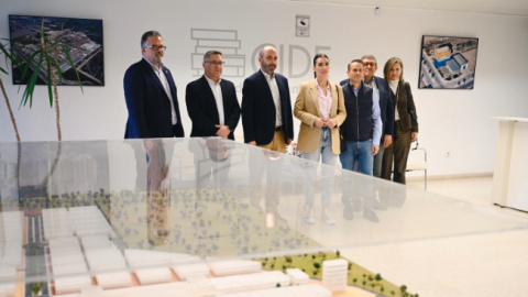 La alcaldesa de Alhama, Mar&iacute;a C&aacute;novas, y el director del Instituto de Fomento (Info), Joaqu&iacute;n G&oacute;mez, en la reuni&oacute;n