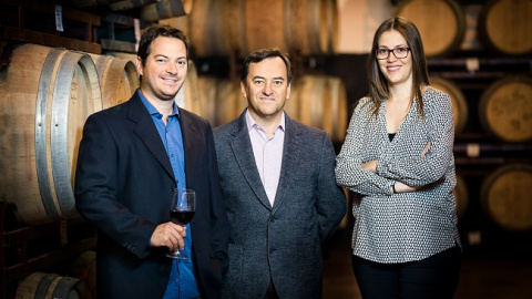 Lorenzo Abell&aacute;n, en el centro, junto a Helio y Azucena