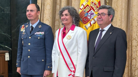 Beatr&iacute;z Miguel, rectora de la UPCT, recibiendo el galard&oacute;n